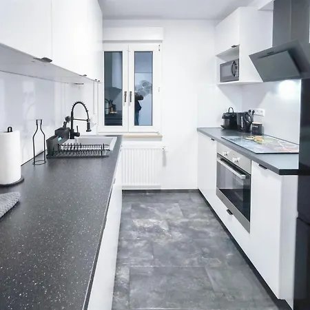 Alfa 4 4br Tv Wifi Wm Nahe Wasen & Daimler L 7beds I 8 People I Kitchen L Bathroom L Eigene Kueche Und Bad As125a2 شقة