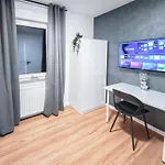 Alfa 4 4br Tv Wifi Wm Nahe Wasen & Daimler L 7beds I 8 People I Kitchen L Bathroom L Eigene Kueche Und Bad As125a2 *